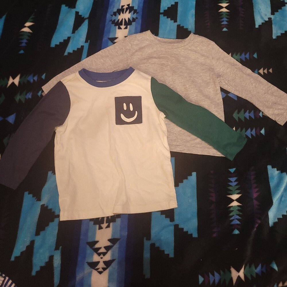 147.     Set of Two Baby Long Sleeve T-Shirts (ONLY GRAY SHIRT IS AVALIABLE)